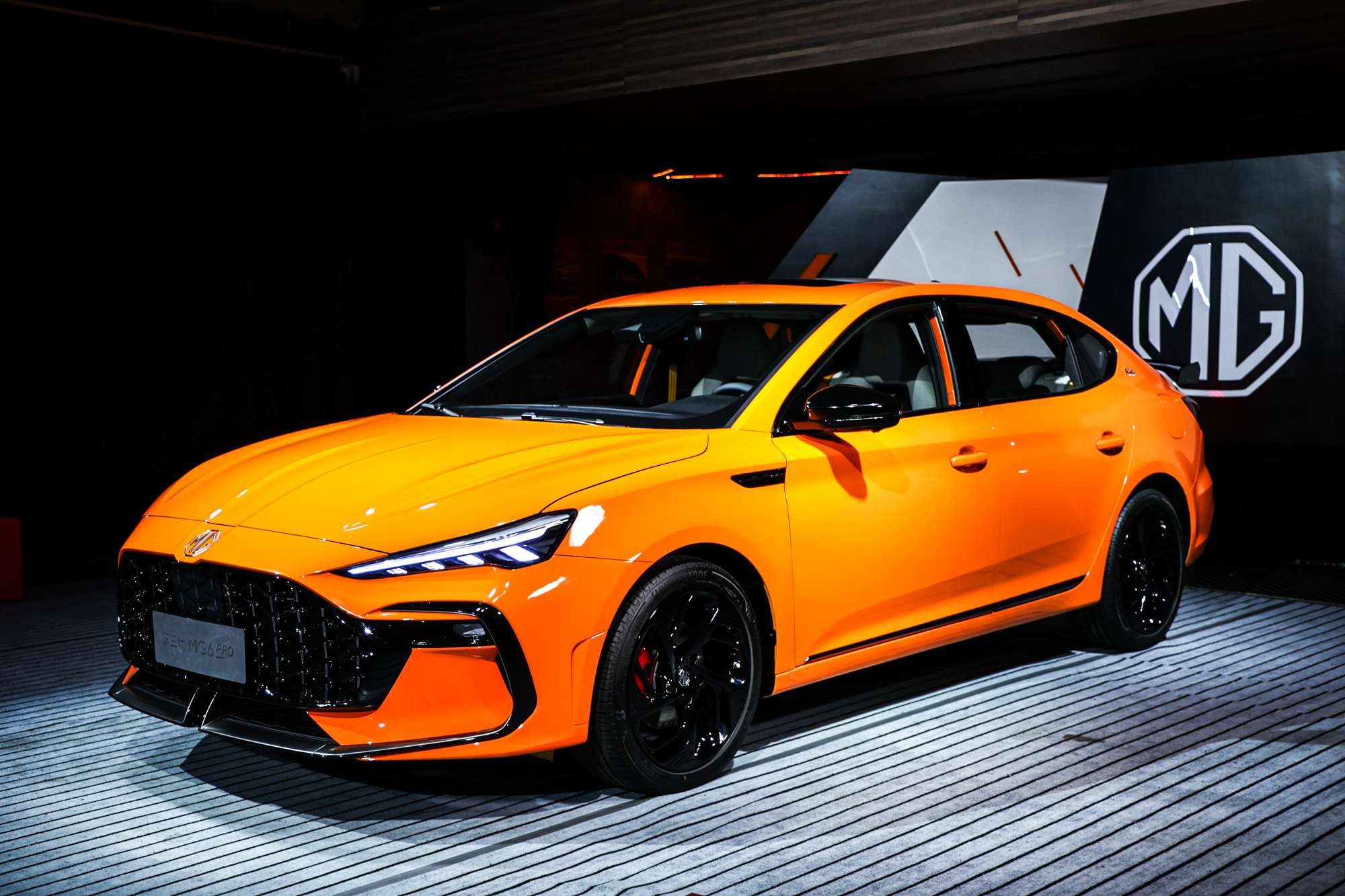 全新运动轿跑,合法上路的原厂改装车,第三代mg6 pro首发亮相__凤凰网