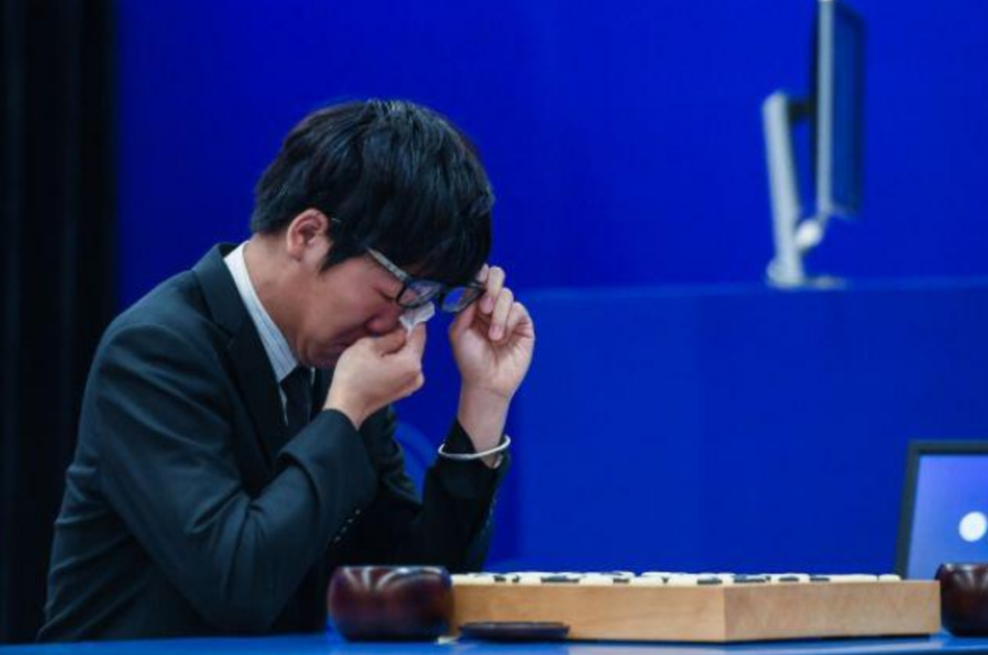 图：败给AlphaGo，人类围棋世界冠军柯洁泪洒现场。来源：网络