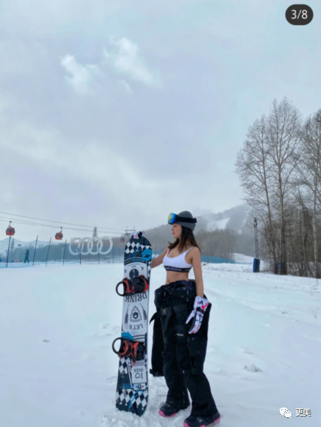 冬天穿比基尼滑雪图片