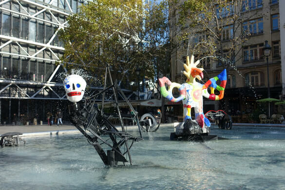 妮基·圣法勒和丁格利在巴黎创作的喷泉作品(Stravinsky Fountain)