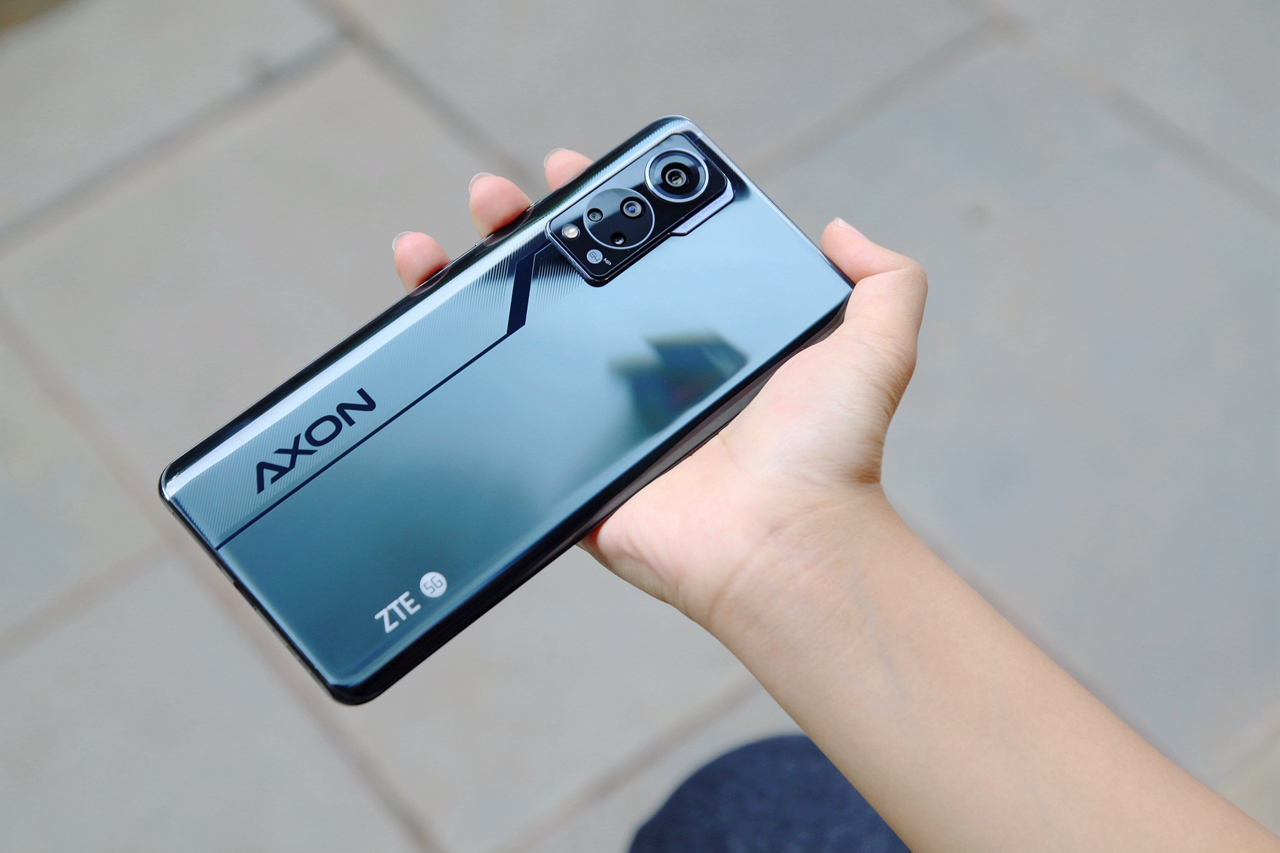 彻底解决手机屏幕最后一个"孔",中兴 axon 30 屏下版抢先体验