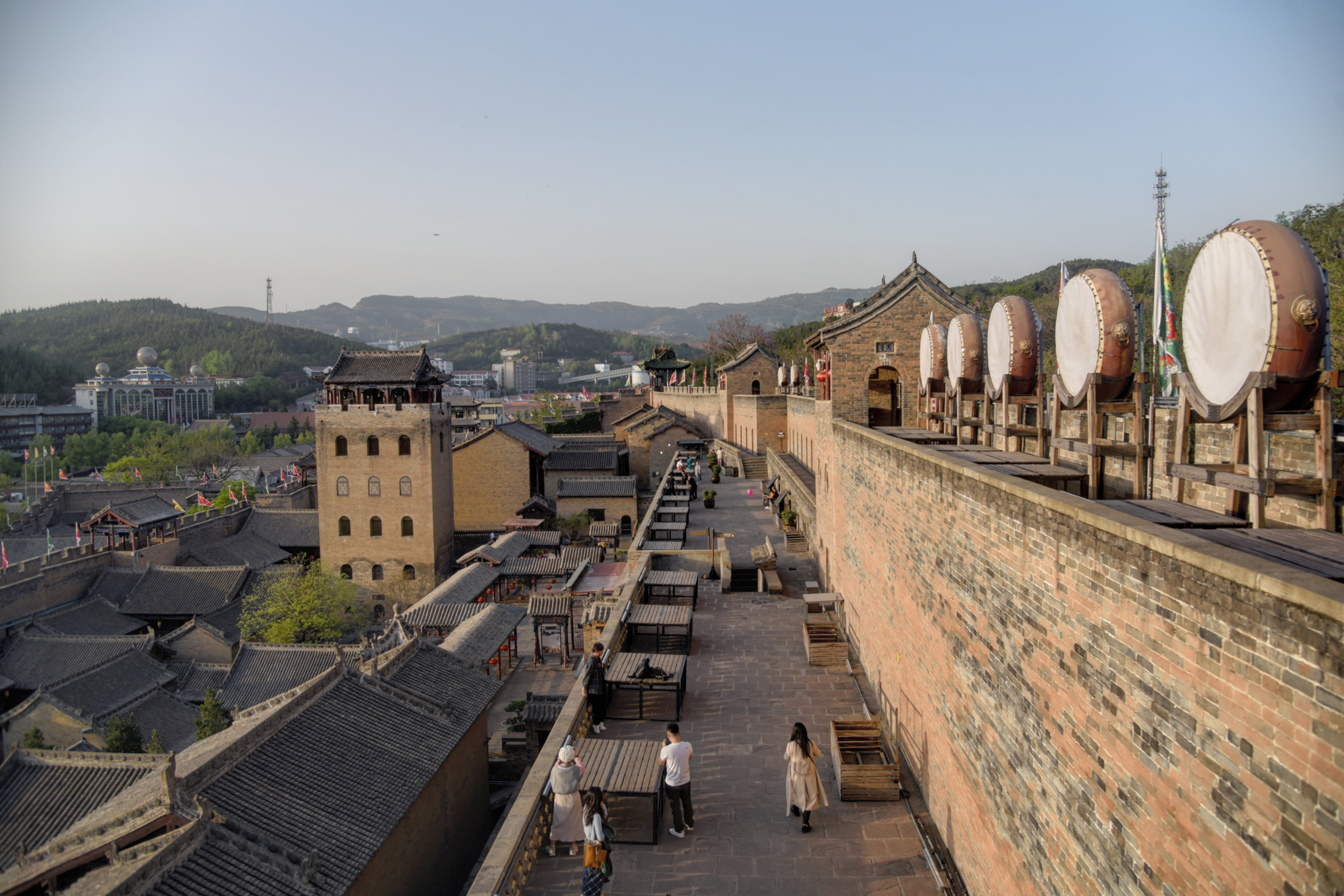 他可不是京城人,陈廷敬于1638年12月31日出生于泽州府阳城县中道庄,就