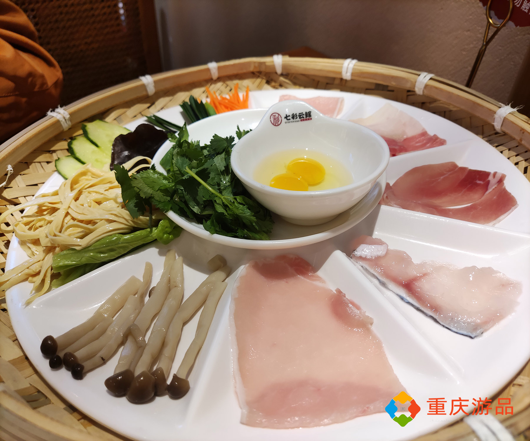 而这家七彩云馆过桥米线要价39元,却只有几种配菜