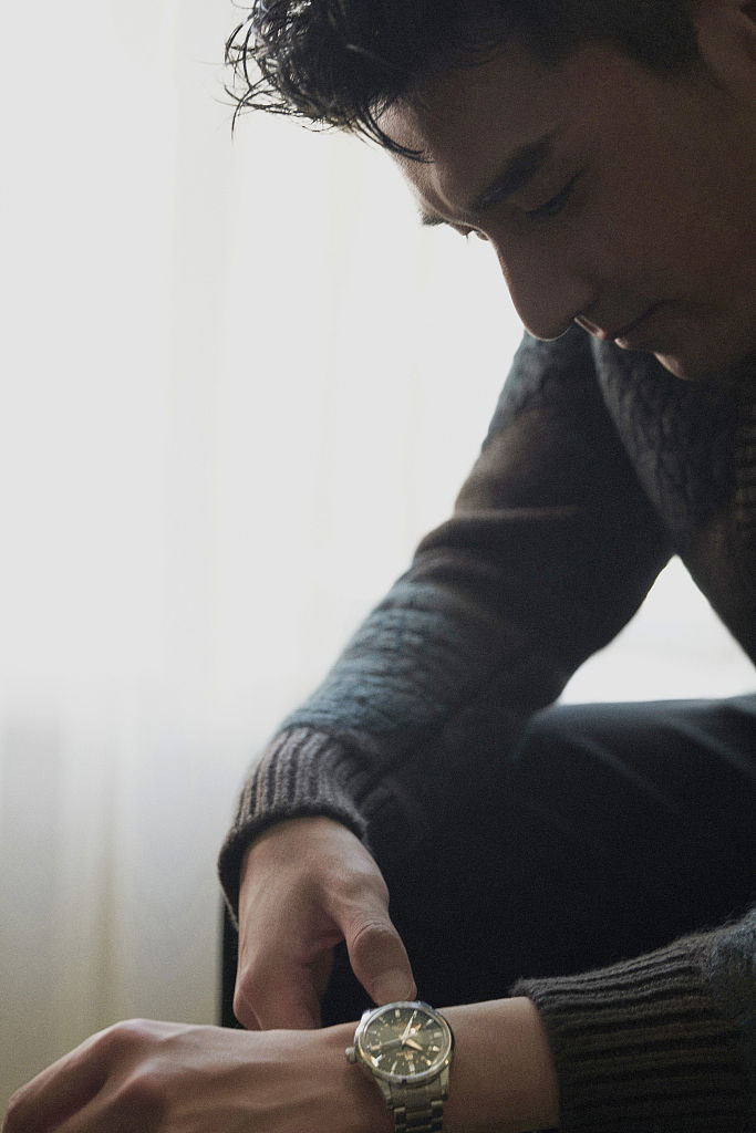 赵又廷v领针织上衣尽显型男魅力低头沉思露剑眉星目氛围感拉满