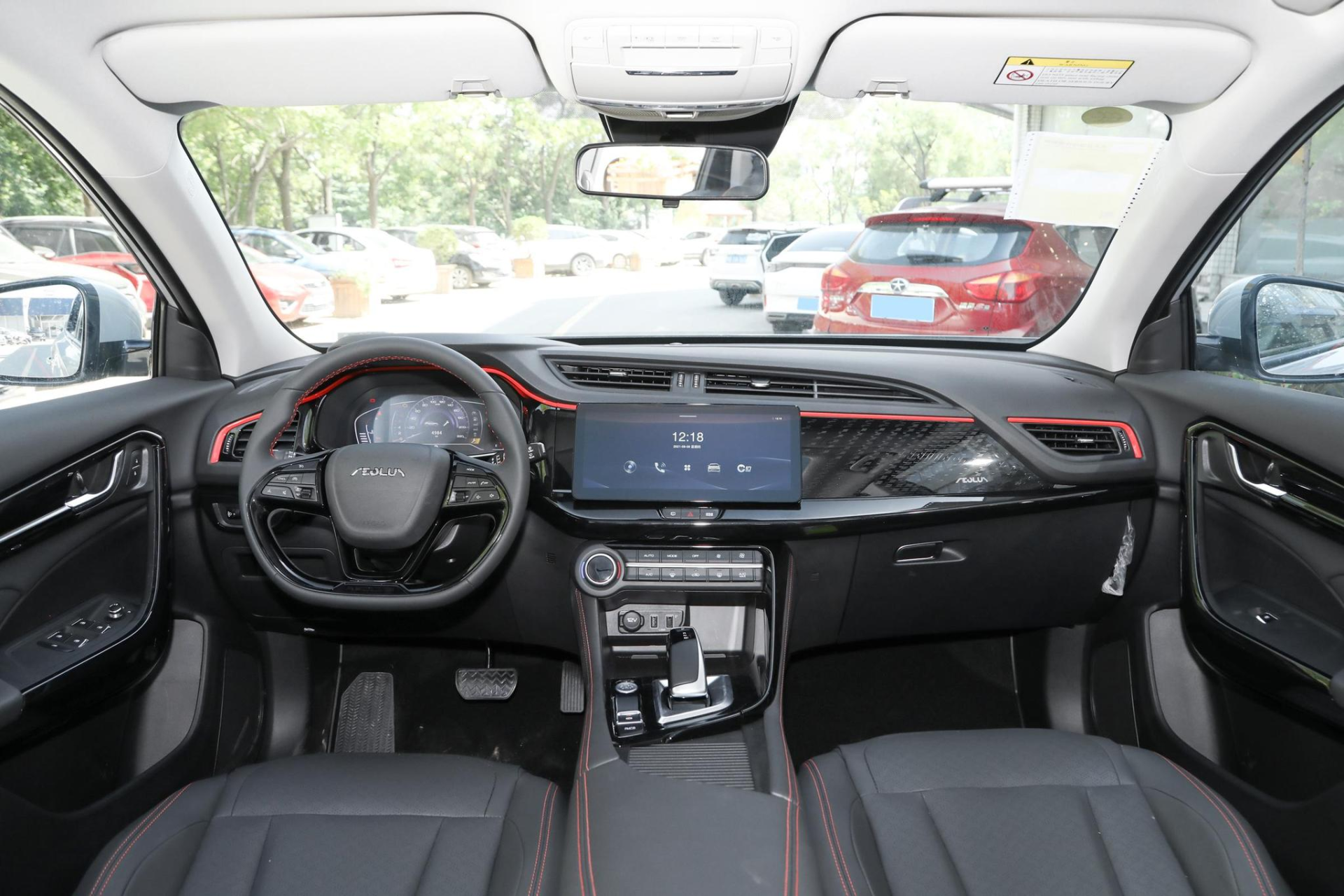 而细节部分,东风风神ax7马赫版还是在挡把设计,中控屏,以及橙色饰条等