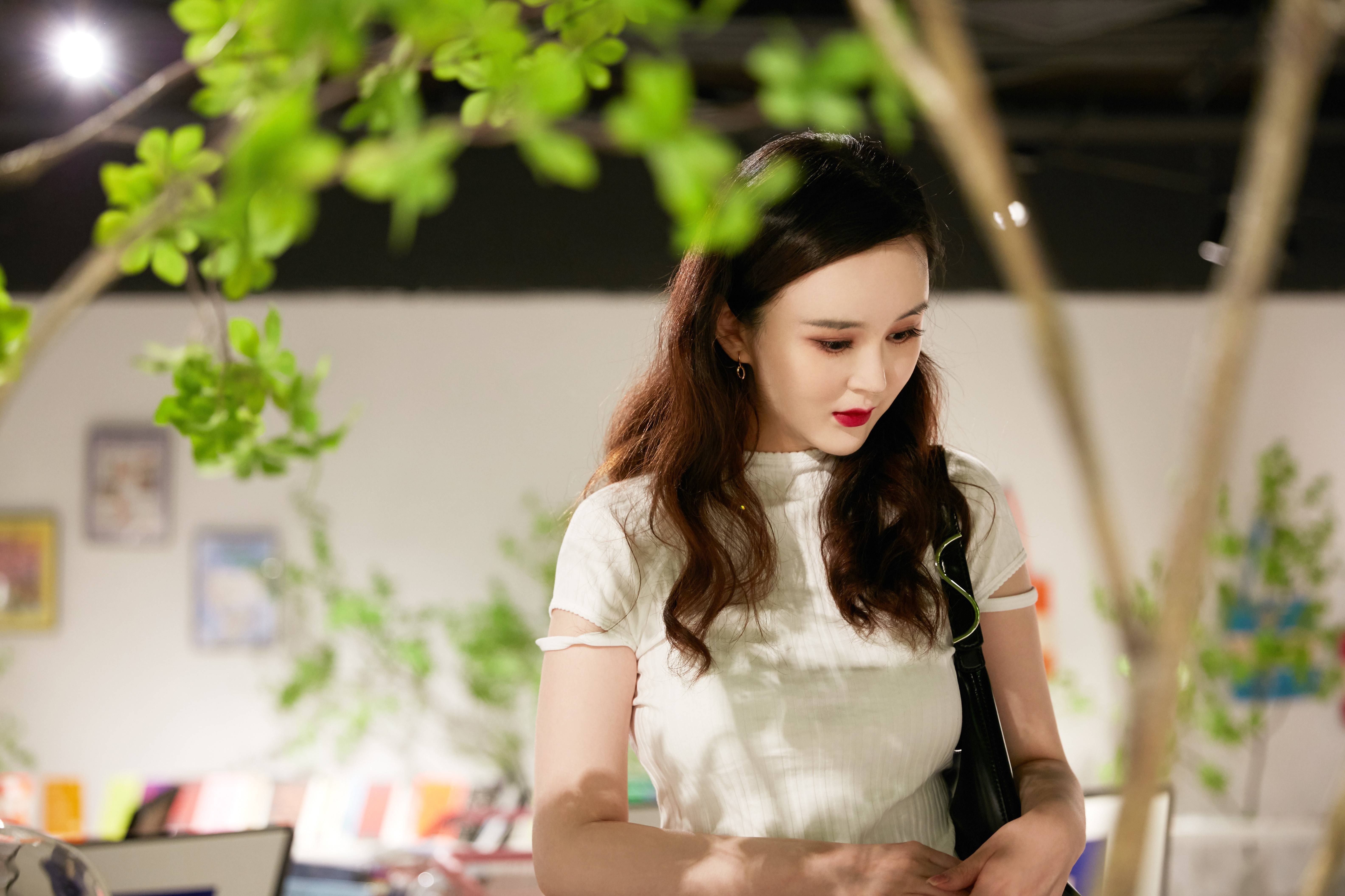 刘竞导演眉睫浅浅,似蝶飞花写真特辑__凤凰网