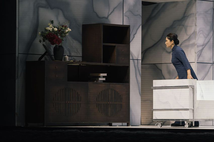 鲁侍萍在周朴园家看到了自己的“遗像”。