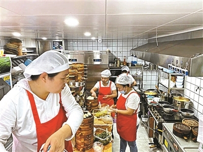 在蒸饺店后厨里忙碌的母亲们
