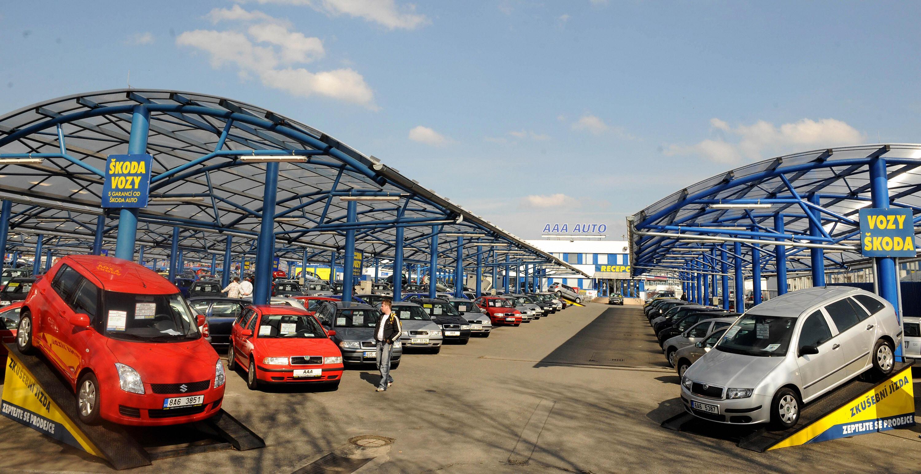 美国市场正在出现一种不可思议的现象:本应越来越不值钱的二手车竟然