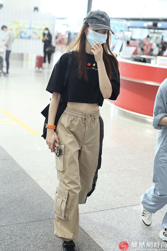 金晨穿短t工装裤短袜凉鞋时髦icon