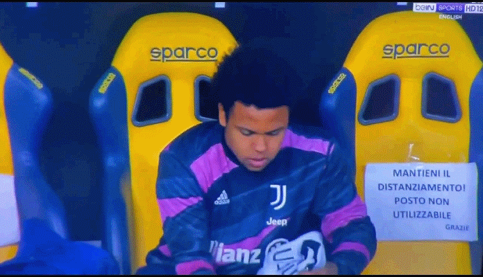 瞅啥呢 麦肯尼场下整理球衣 目光却被美女记者的身材吸引 凤凰网