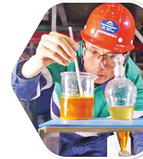 潘从明在进行铂族金属提取工艺优化实验 （资料照片）