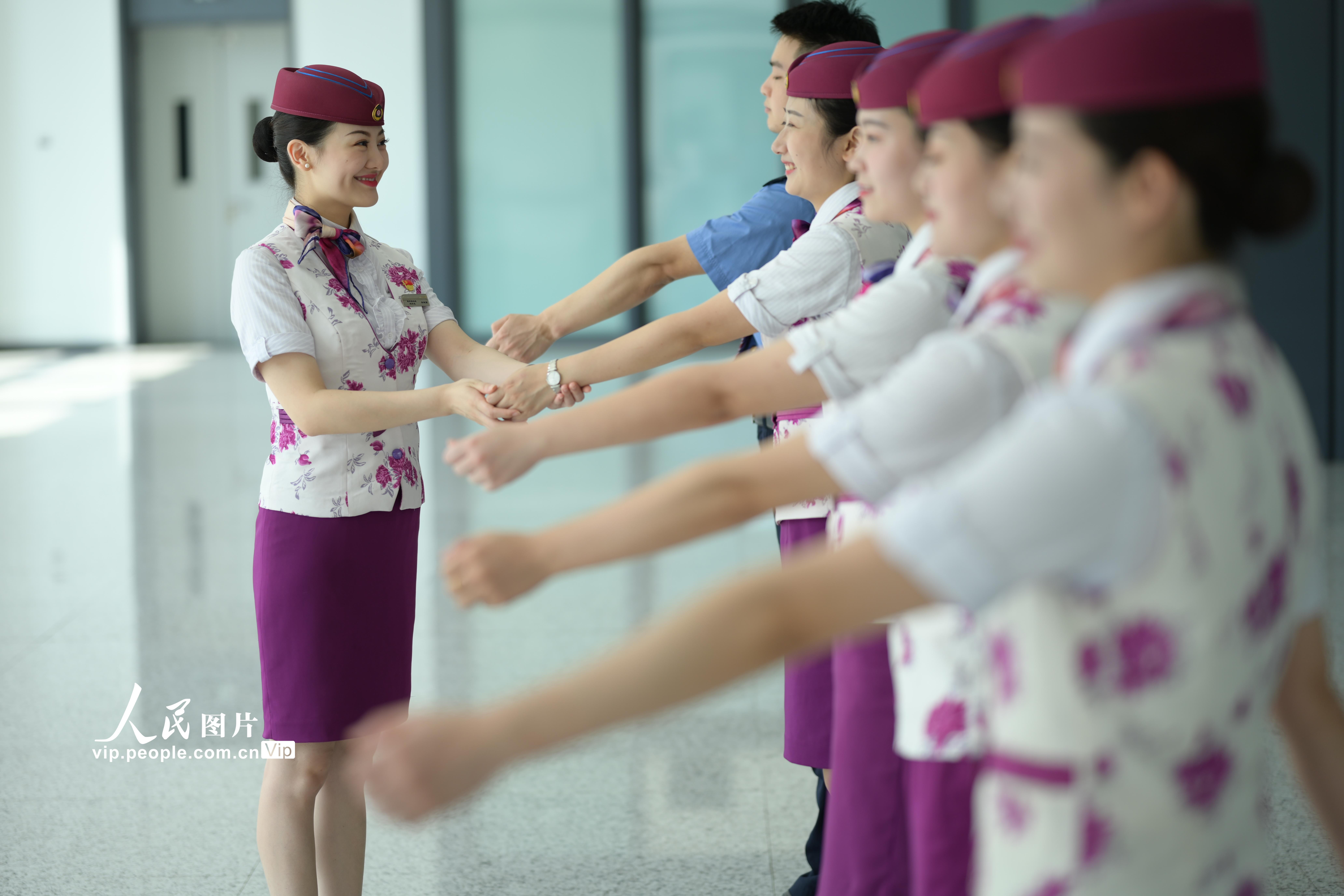 重庆:复兴号乘务员开展服务礼仪培训