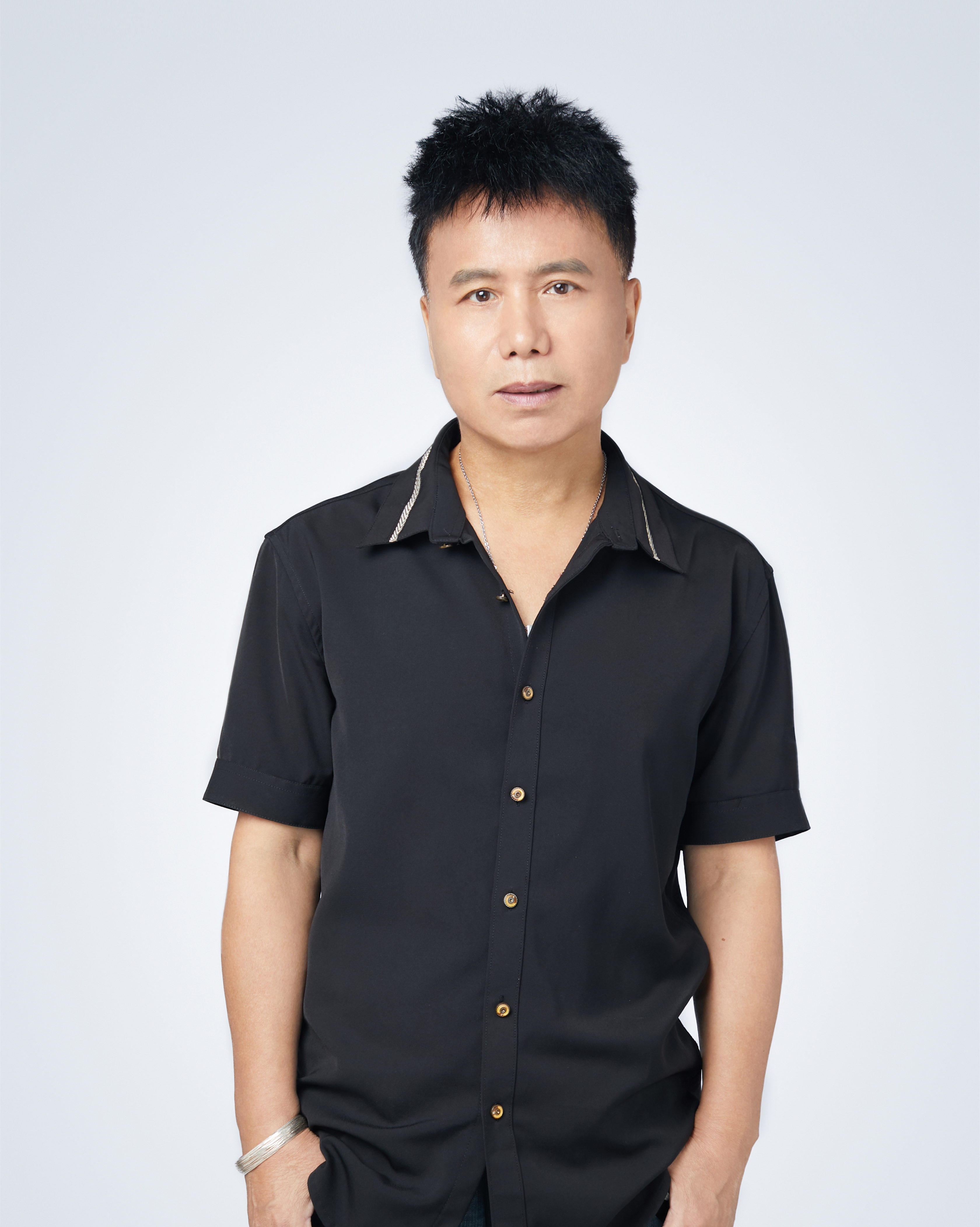 杨东伟最新专辑《爱你的心去呵护你》再现温馨画面