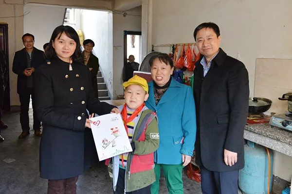 还记得希望工程大眼睛女孩吗？近况曝光