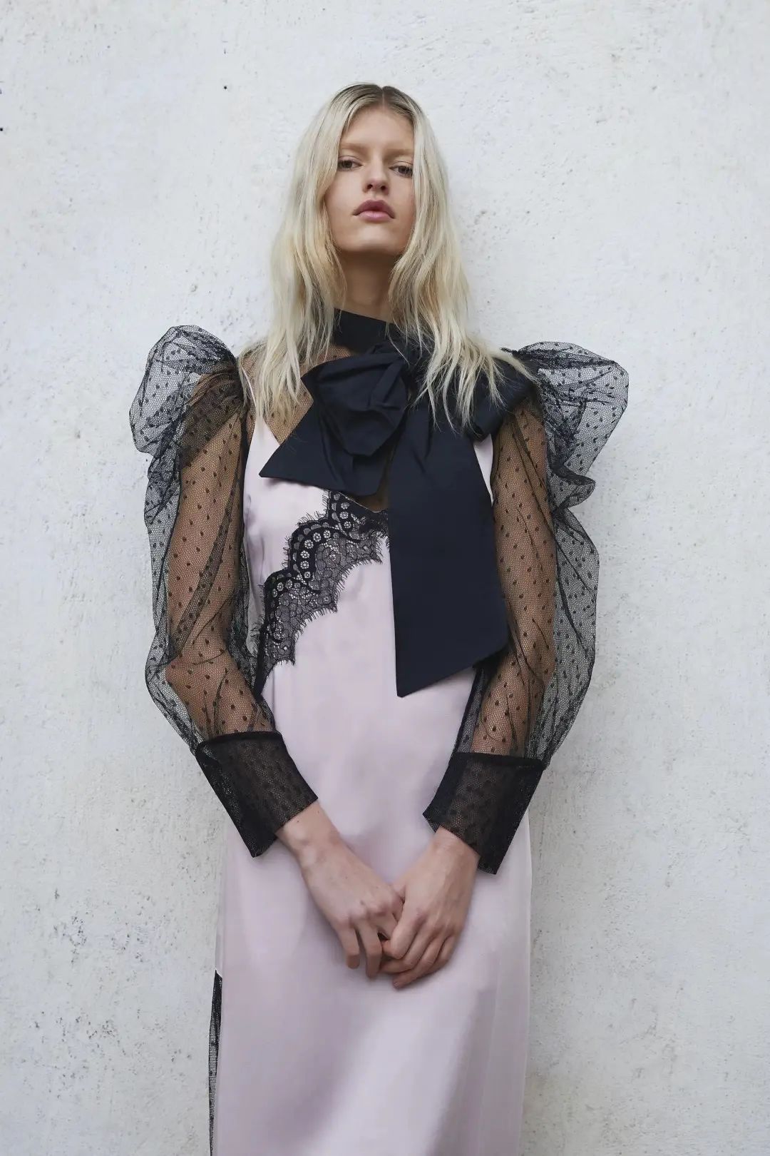 dress)",蕾丝,波点,蝴蝶结都是品牌的拿手绝活,可以说是谁穿谁"嫩"