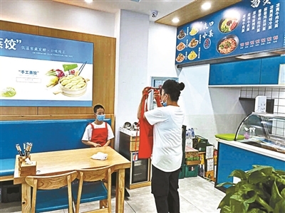 王春芝和儿子洪旭在店里