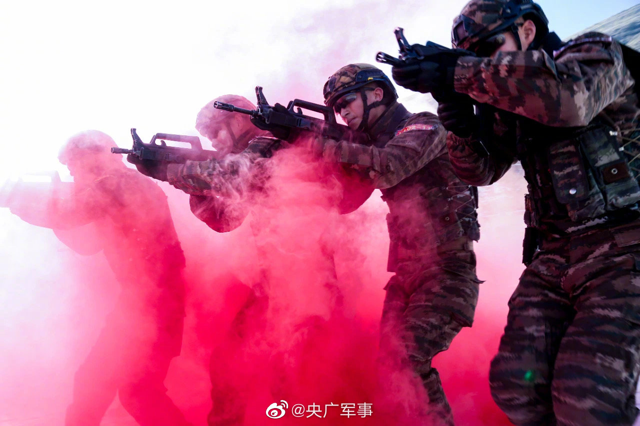 1983年4月5日,中国人民武装警察部队在北京成立。他们自成立起在维护国家安全、社会稳定、人民生命财产安全上发挥着重要作用。(图片来源:央广军事微博)