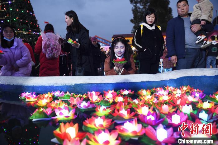 市民拿着荷花灯许愿. 陈超 摄