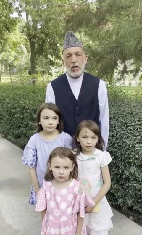 阿富汗前总统哈米德·卡尔扎伊和他年幼的女儿们。