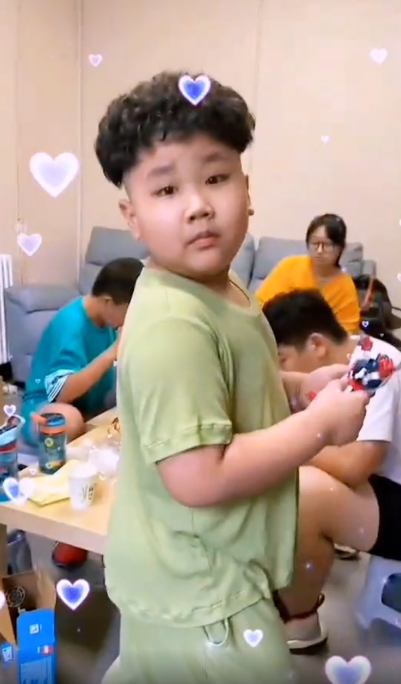 郭德纲6岁儿子穿睡衣不见肚腩腰线明显瘦一圈满头卷发似鸟窝