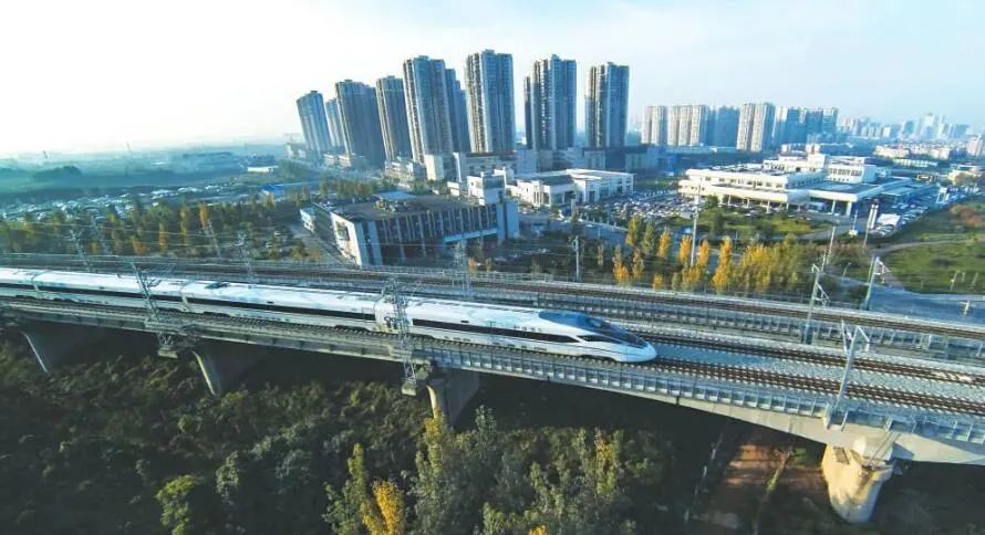 随着成渝高铁"复兴号"动车组开行, 重庆到成都最快只需要62分钟.