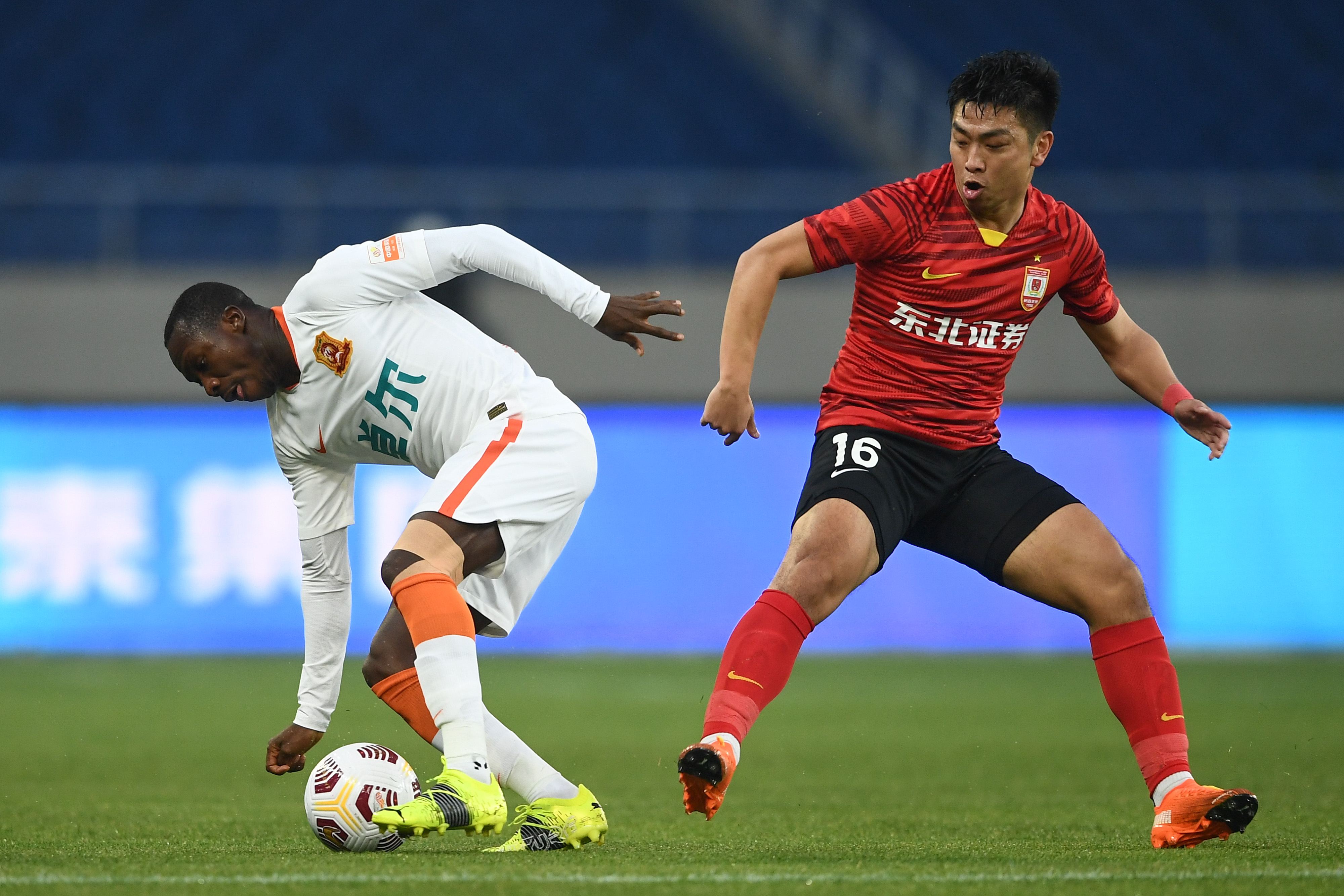 半场：谭龙头球破门因越位被吹无效，亚泰0-0武汉队