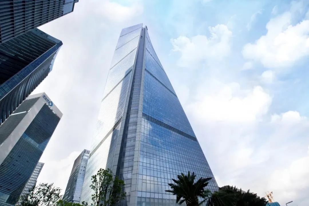 深圳前海世茂大厦是前海的地标,建筑层数62层,建筑总高度约300米,是