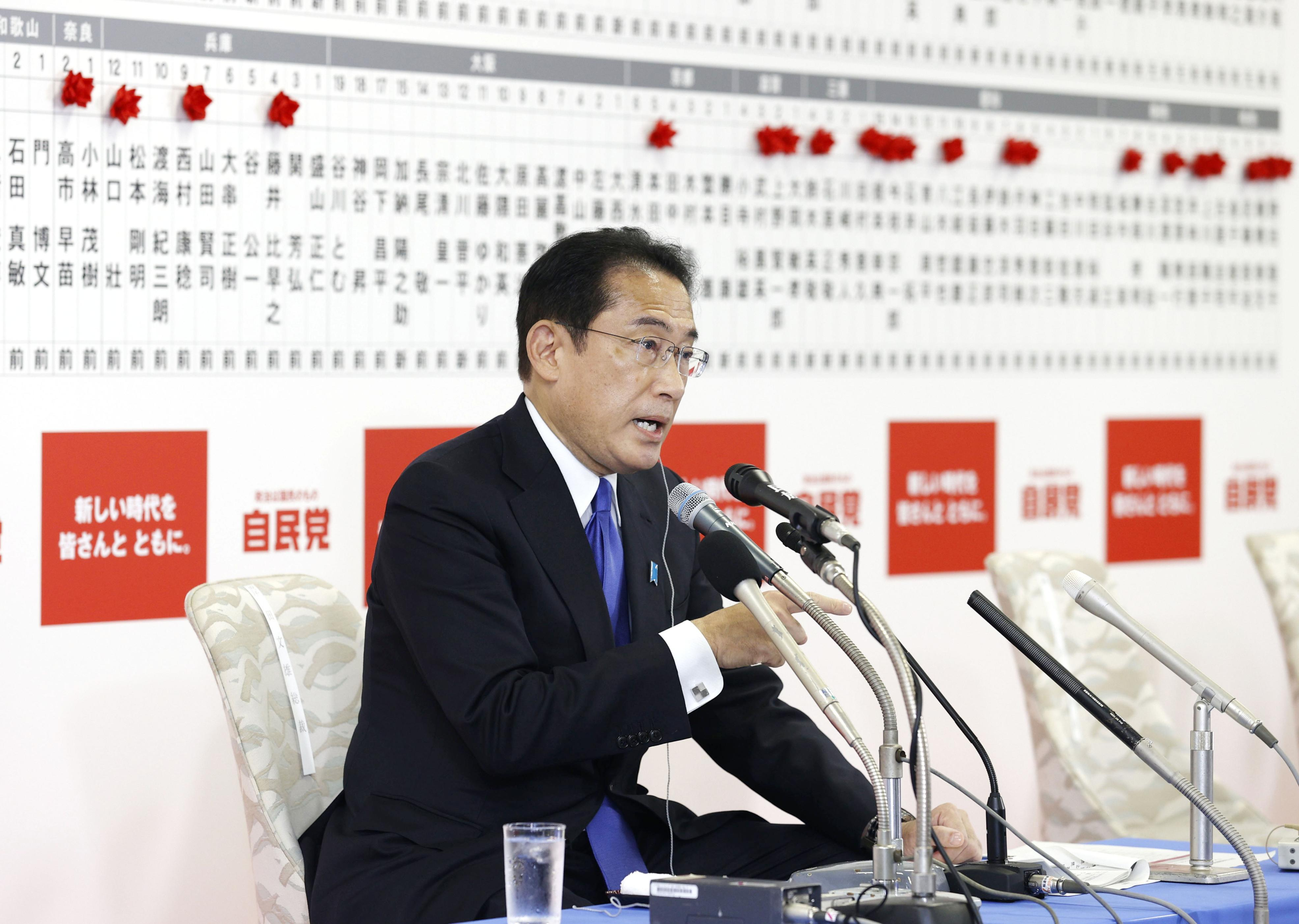 ▲10月31日，日本首相、自民党总裁岸田文雄在位于东京的自民党总部接受采访。图/新华社