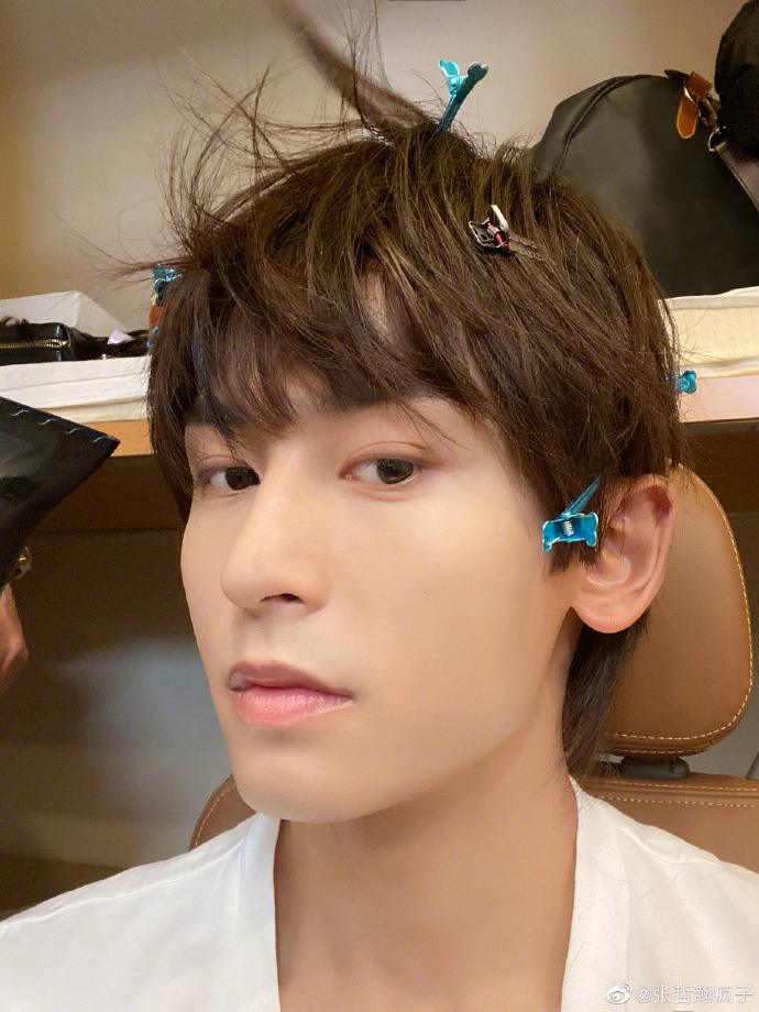 娱乐圈小鲜肉热度榜洗牌,张哲瀚意外成新顶流,赵薇出了多少力?