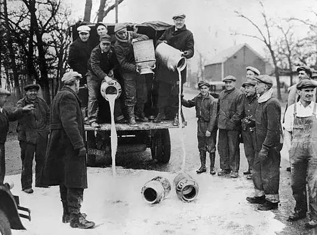 没想到 "倒牛奶"事件相隔近百年却再次上演,新华社也在事后发文点评"