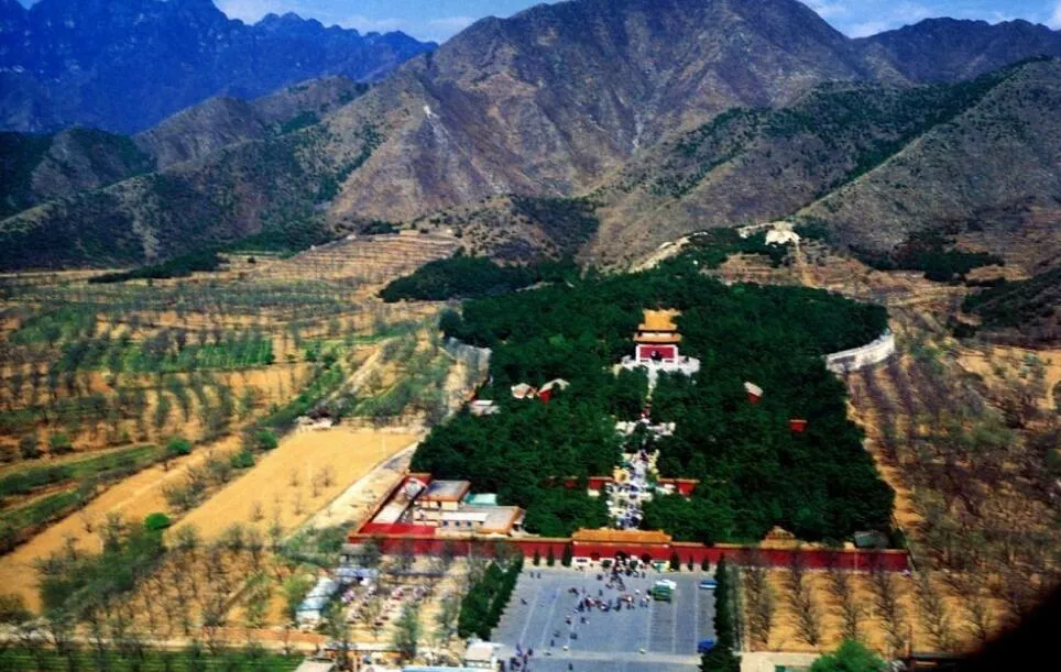 上图_ 明定陵是明代第十三帝神宗显皇帝朱翊钧(年号万历)的陵墓