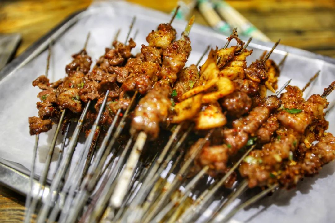 牛羊肉串按把点, 烤凤爪和烤螃蟹也是锦州烧烤界必点榜单的排名前列.