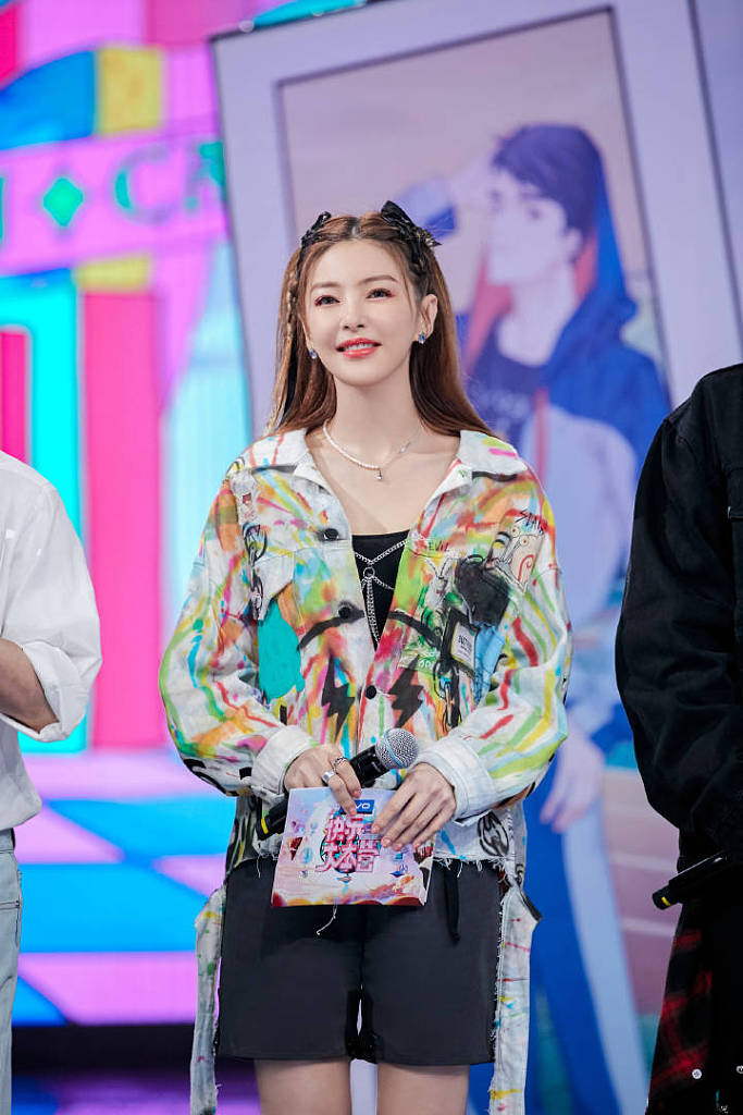 张雨绮蝴蝶结编发造型甜美娇俏 玩游戏无包袱变快乐小雨