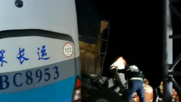 沈海高速湛江段三车连撞：客车司机身亡，39人受伤