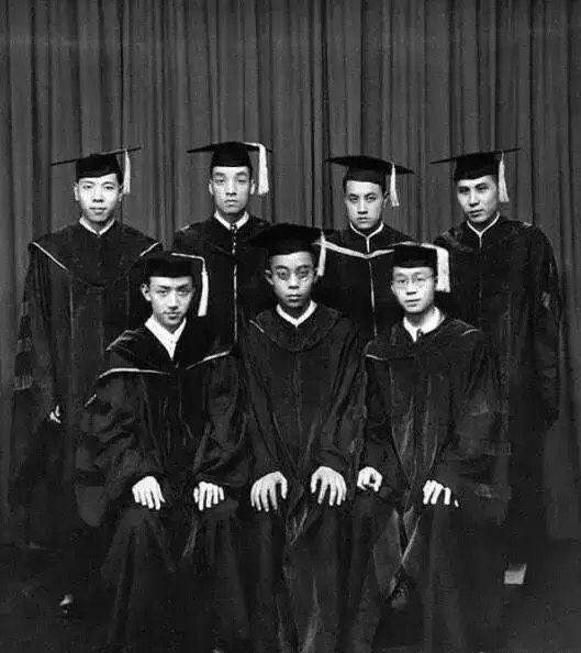 民国时期,穿衣都很讲究,我们在电视剧里见到的学生装都差不多,女生们