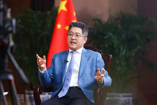 中国外交部副部长乐玉成接受采访 中国论坛摄