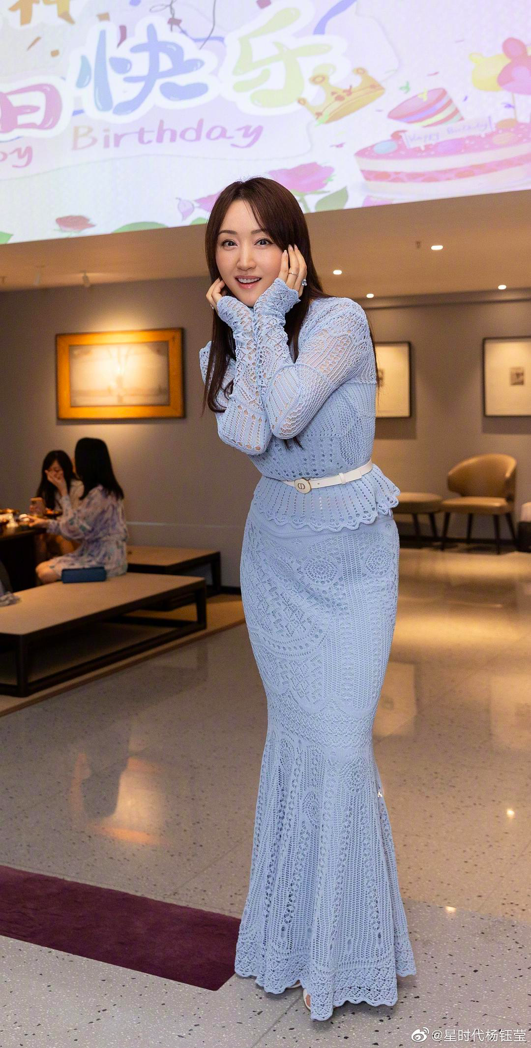 小陶虹生图氛围好绝,纤细窈窕头身比完美,这平坦的小腹太羡慕了