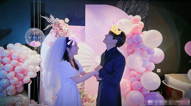 金恩圣晒出的照片中还为两人p上了王冠和蝴蝶结,王子和公主的故事感