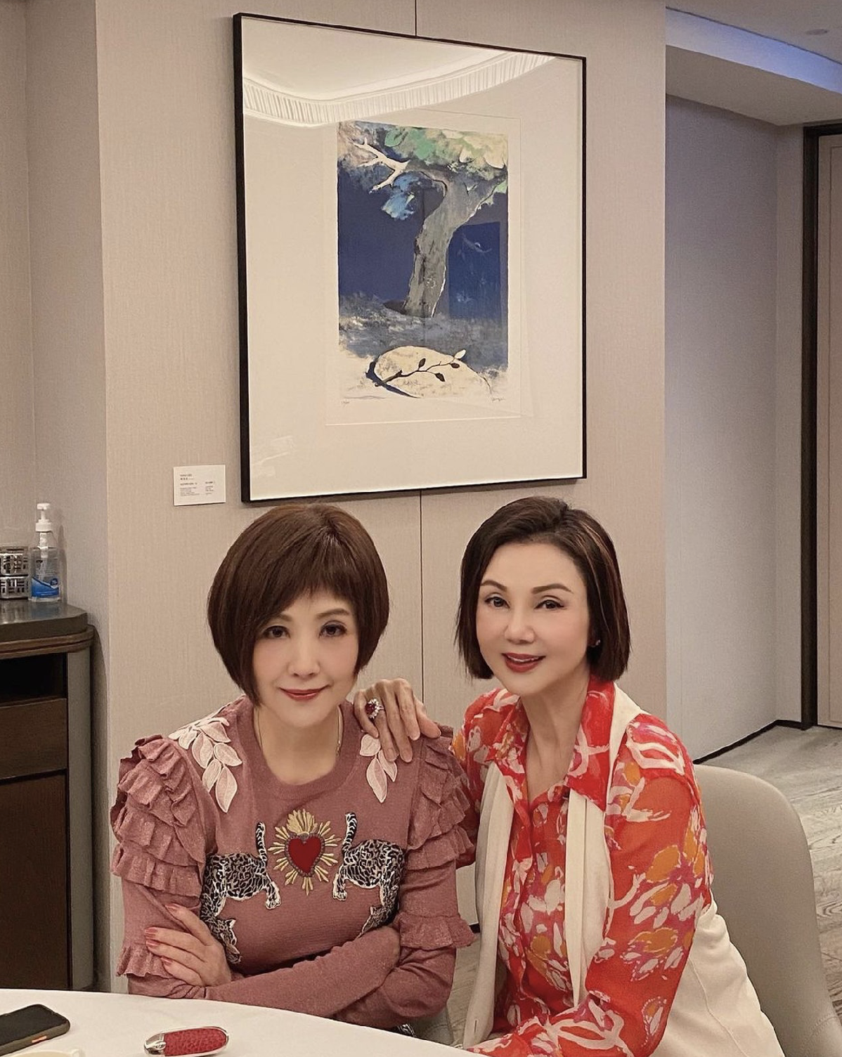 霍英东儿媳陈琪琪罕露脸,为闺蜜庆生打扮优雅,息影多年气质不减