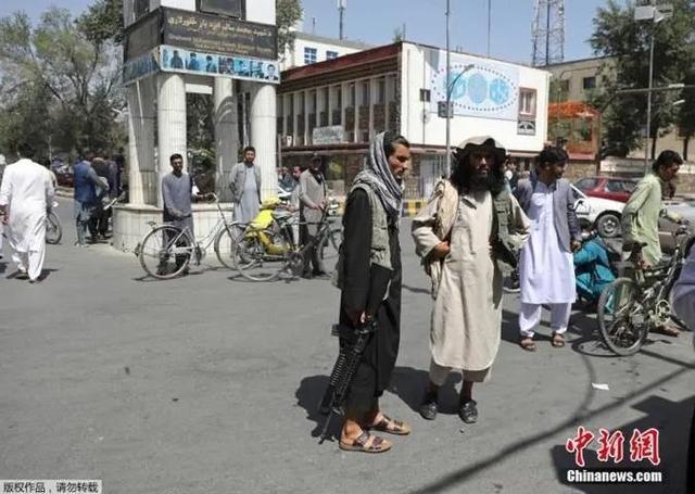 当地时间8月16日，阿富汗首都喀布尔，塔利班武装成员在街头巡逻。
