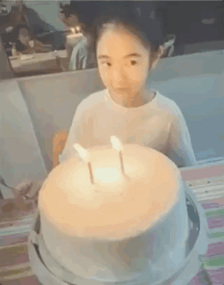 曹格为11岁女儿庆生 Grace眼神灵动颜值逆袭