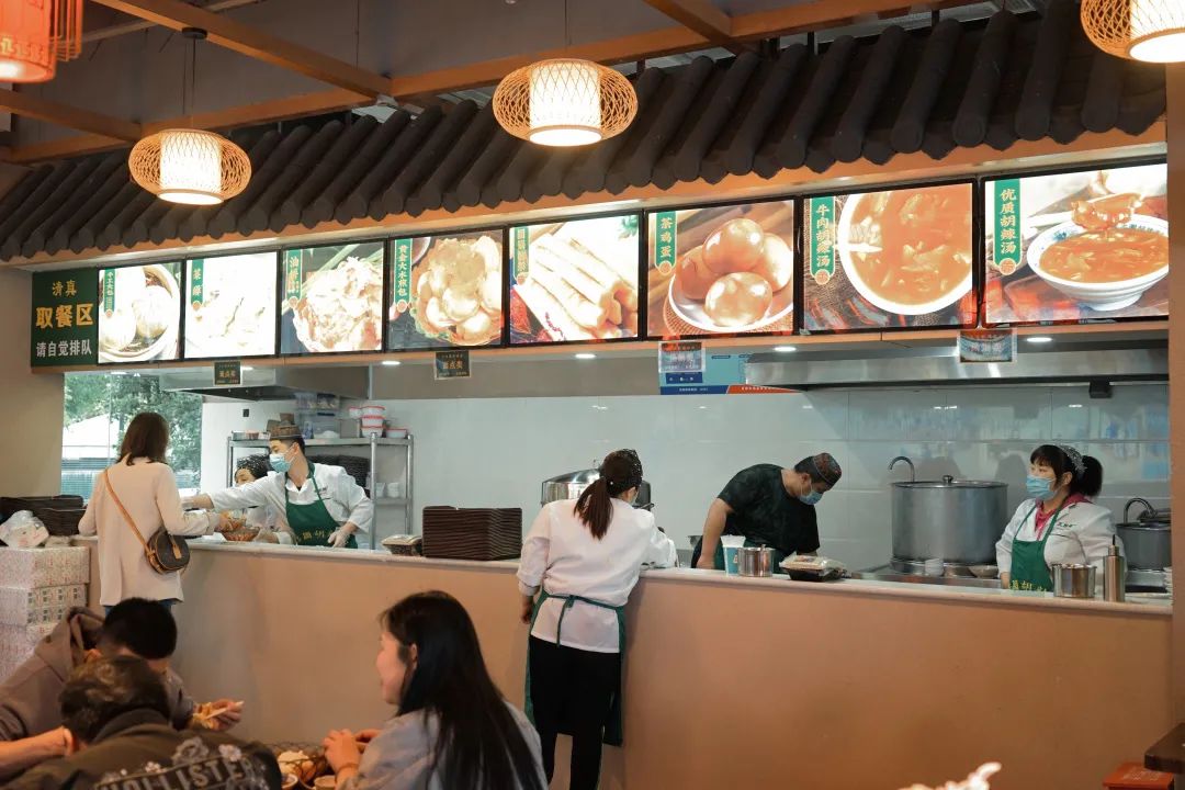 菜单即张贴在收银台背后,极为方便排队的食客选择.