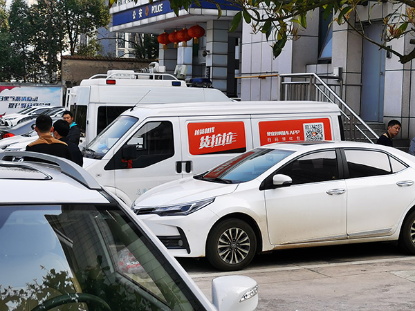 事发后，涉事的货拉拉面包车被扣押在麓谷派出所。澎湃新闻记者 朱远祥 图 
