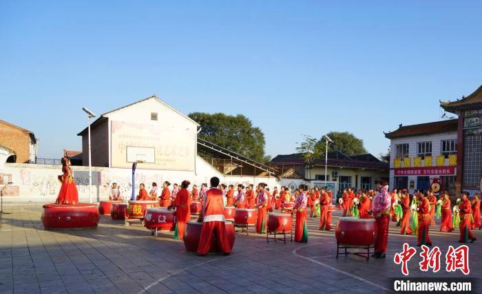 八音会演奏《直冲霄汉向天歌》现场气势恢宏。 长子县融媒体中心提供