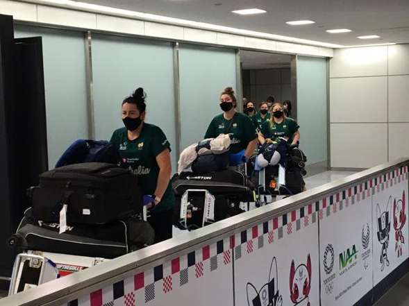 澳大利亚垒球队抵达日本