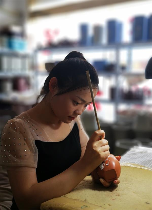 黄文静摹古出新的紫砂泥绘