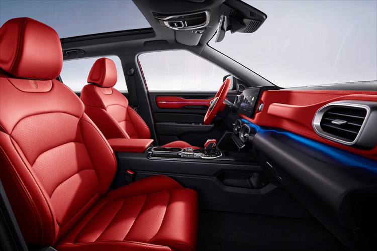 对比在售的吉利icon,此次推出的春季限定版在内饰配色上提供了"炽爱"