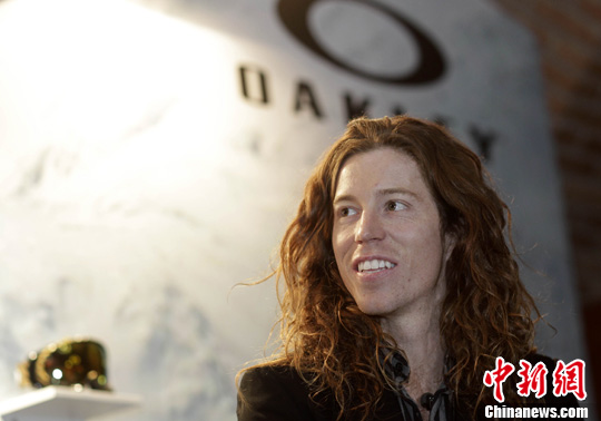 11月30日，单板滑雪巨星肖恩·怀特 Shaun White 在北京宣传沸雪大赛。Oakley与单板滑雪巨星肖恩·怀特共同呈现的沸雪Air&Style 2011当日正式登陆北京。中新社发 盛佳鹏 摄