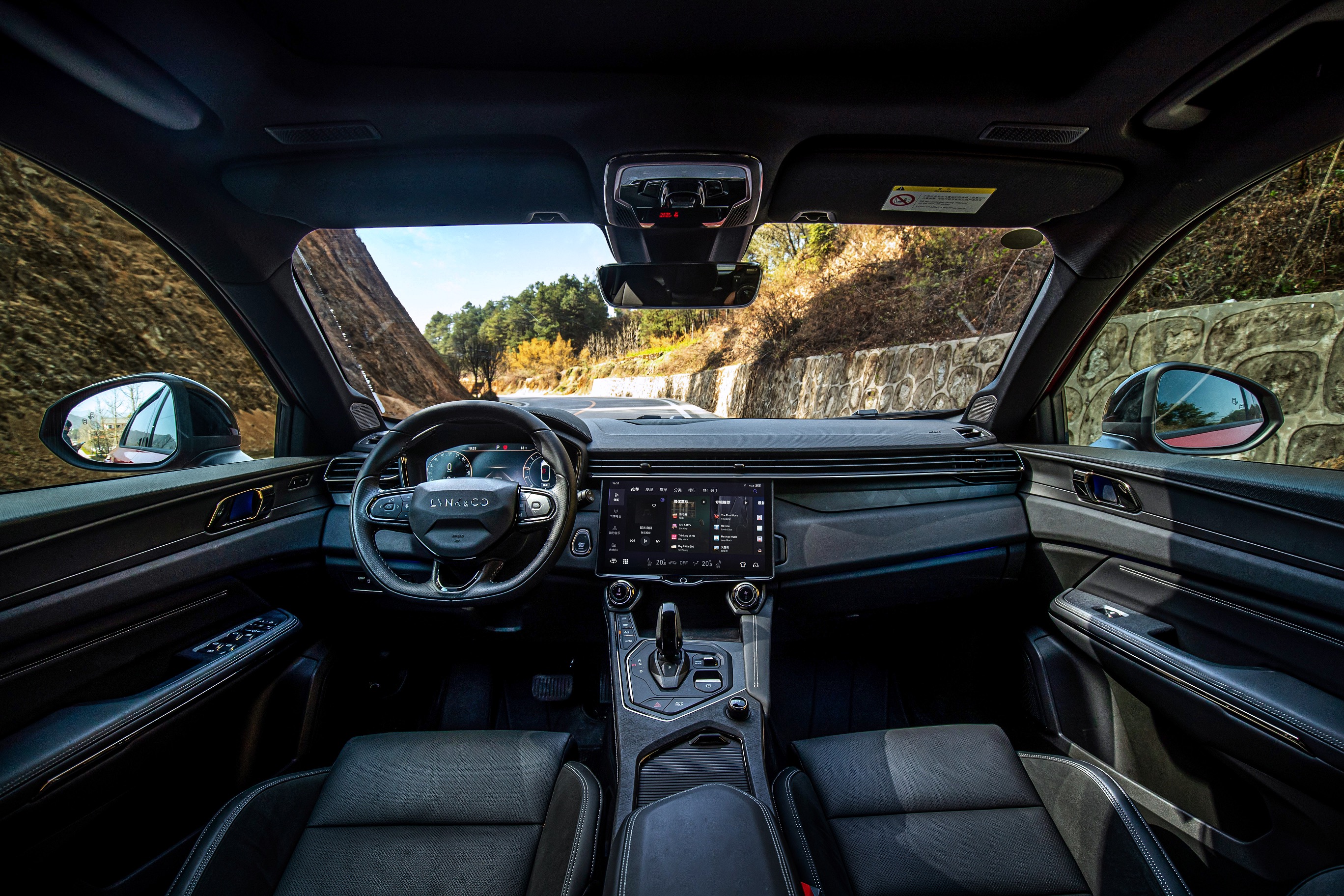 全新领克01采用了更环保座舱,通过选用tpo2 环保内饰材料,配备cn95